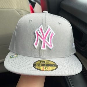 Men's New York Yankees New Era Gray 2022 Mother's Day On-Field Low Profile Hat